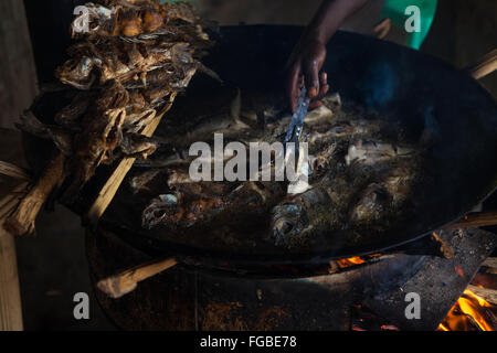 Frisch gefangen Talapia Fisch gebraten zum Frühstück am Ufer des Sees Hawassa, Äthiopien, Afrika. Stockfoto