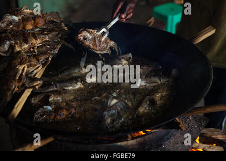 Fangfrischen Talapia Fisch gebraten zum Frühstück am Ufer des Sees Hawassa, Äthiopien, Afrika Stockfoto