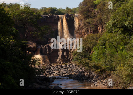 Ein Wasserfall Kaskadierung über eine Klippe in Äthiopien, Afrika. Stockfoto