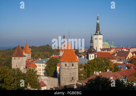 St. Olafs Kirche und Türme der mittelalterlichen Stadtmauer, Tallinn, Estland Stockfoto