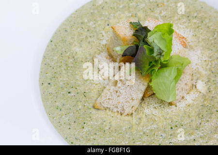 -Creme-Brokkolisuppe mit gerösteten Zwieback und Blatt Salat, Nahaufnahme Stockfoto