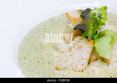 -Creme-Brokkolisuppe mit gerösteten Zwieback und Blatt Salat Stockfoto