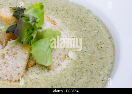 -Creme-Brokkolisuppe mit gerösteten Zwieback und Blatt Salat, Nahaufnahme Stockfoto