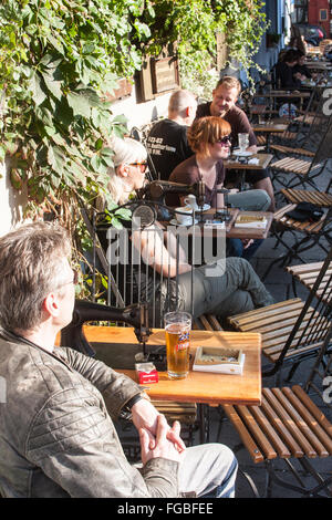 Cafe Sänger, alte Nähmaschinen als Tabellen, Cafe, Cafes, Bar, Bier, Kaffee, jüdische Viertel Kazimierz in Krakau, Polen, Polnisch, Europa Stockfoto