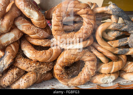 Kiosk verkaufen traditionelle Brot, Brezeln, in Krakau, Polen, Europa. Stockfoto