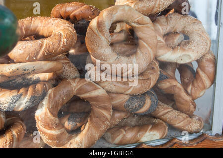 Kiosk verkaufen traditionelle Brot, Brezeln, in Krakau, Polen, Europa. Stockfoto