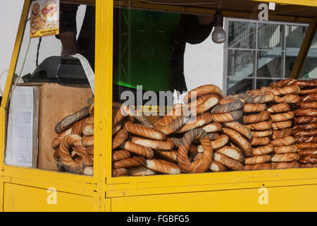 Kiosk verkaufen traditionelle Brot, Brezeln, in Krakau, Polen, Europa. Stockfoto