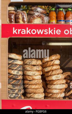 Kiosk verkaufen traditionelle Brot, Brezeln, in Krakau, Polen, Europa. Stockfoto