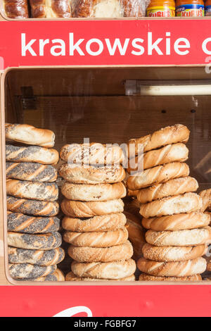 Kiosk verkaufen traditionelle Brot, Brezeln, in Krakau, Polen, Europa. Stockfoto