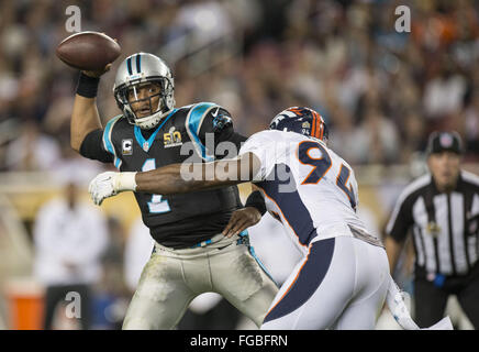 Santa Clara, Kalifornien, USA. 7. Februar 2016. Carolina Panthers quarterback Cam Newton (1) sieht für einen Empfänger im dritten Quartal im Super Bowl 50 auf Sonntag, 7. Februar 2016 im Levi's-Stadion in Santa Clara, Calif © Jose Luis Villegas/Sacramento Bee/ZUMA Draht/Alamy Live News Stockfoto