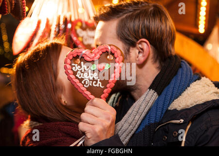 Lebkuchenherz "Ich liebe dich" auf dem Weihnachtsmarkt Stockfoto