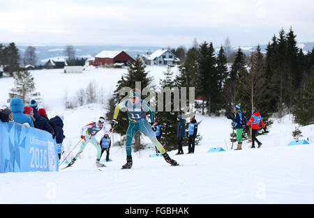 Lillehammer, Norwegen. 18. Februar 2016. Liam Burton (vorne) von Australien konkurriert während der Ski-Langlauf Herren 10km frei bei Lillehammer 2016 Olympischen Jugend-Winterspiele in Lillehammer, Norwegen, 18. Februar 2016. © Han Yan/Xinhua/Alamy Live-Nachrichten Stockfoto