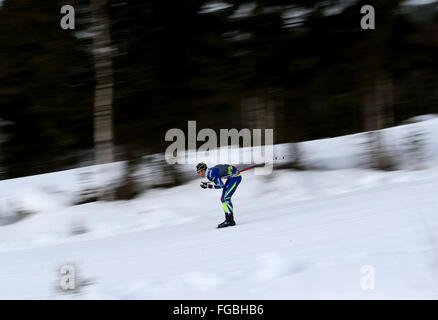 Lillehammer, Norwegen. 18. Februar 2016. Camille Laude von Frankreich konkurriert während der Ski-Langlauf Herren 10km frei bei Lillehammer 2016 Olympischen Jugend-Winterspiele in Lillehammer, Norwegen, 18. Februar 2016. © Han Yan/Xinhua/Alamy Live-Nachrichten Stockfoto