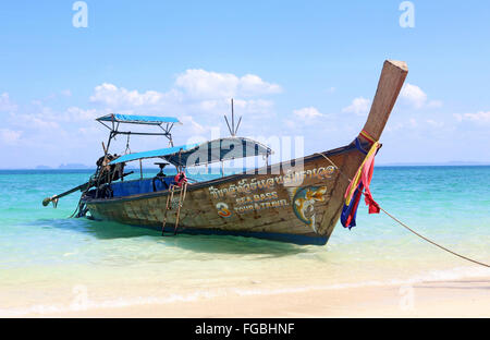 Lange Tailed Boot vertäut auf Paradise island Stockfoto