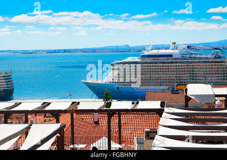 Blick auf die Docks und Alfama und Alcantaro Bezirke aus dem Mirador Santa Luzia in Lissabon Portugal Stockfoto