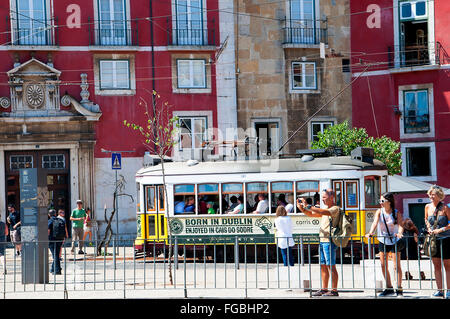 Straßenbahn auf dem Mirador Santa Luzia in Lissabon Portugal Stockfoto