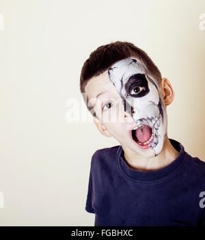 kleine niedliche Junge mit Facepaint wie Skelett um Halloween zu feiern Stockfoto