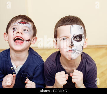 Zombie-Apokalypse-Kinder-Konzept. Geburtstag Party Feier Schmink auf Kinder Tote Braut, Narbe Gesicht, Zombi Skelett zusammen Stockfoto