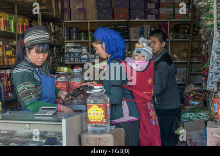 Markt-Szene mit Mutter und Baby, Niujiaozhai Dorf der Provinz Yunnan, China Stockfoto