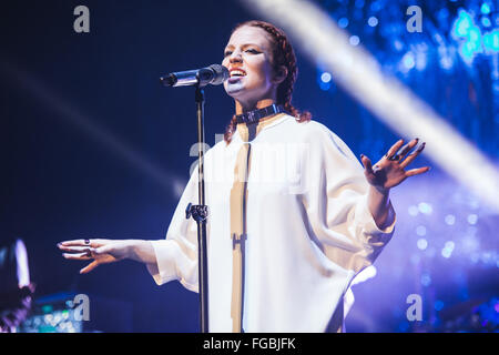 Manchester, UK. 18. Februar 2016. Jess Glynne führt auf Manchester Apollo am Abend Eröffnung ihrer 2016 UK Tour Credit: Myles Wright/ZUMA Draht/Alamy Live News Stockfoto