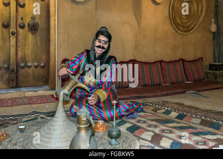 Einheimische Frau mit einer traditionellen Beduinen Stil Gesichtsmaske (omanischen Burka), Baghou Dorf, Kish Island, Iran Stockfoto