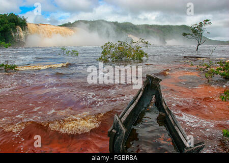 Boote auf Laguna de Canaima (Canaima Lagune) mit Saltos Hacha (Hacha Wasserfälle) und Tepuis (Flat-Top Berge) im Hintergrund. Stockfoto