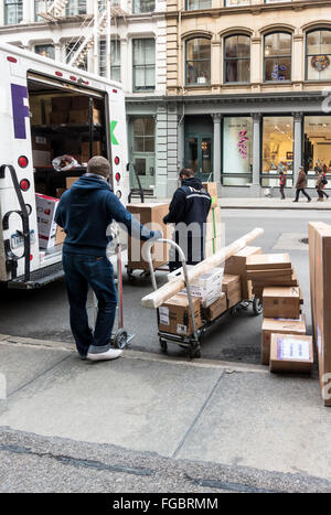 FedEx Lieferung Männer entfernen Boxen aus einem LKW in New York City Stockfoto