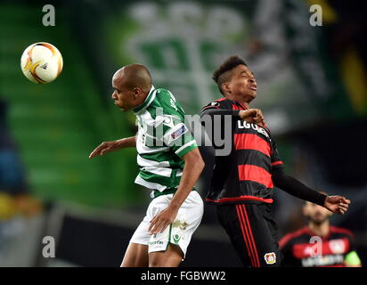 Lissabon, Portugal. 18. Februar 2016. Der sportliche Joao Mario (L) wetteifert den Ball mit Leverkusens Wendell während der ersten Etappe rund 32 des Champions League-Fußballspiel im Jose Alvalade-Stadion in Lissabon, Portugal, am 18. Februar 2016. Sporting CP verliert 0: 1. © Zhang Liyun/Xinhua/Alamy Live-Nachrichten Stockfoto