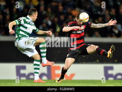 Lissabon, Portugal. 18. Februar 2016. Der sportliche Jefferson (L) wetteifert den Ball mit Leverkusens Stephan Kiessling während der ersten Etappe rund 32 des Champions League-Fußballspiel im Jose Alvalade-Stadion in Lissabon, Portugal, am 18. Februar 2016. Sporting CP verliert 0: 1. © Zhang Liyun/Xinhua/Alamy Live-Nachrichten Stockfoto