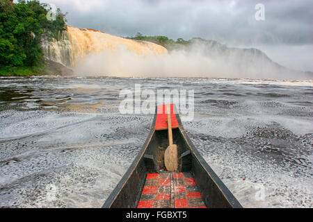 Boote auf Laguna de Canaima (Canaima Lagune) mit Saltos Hacha (Hacha Wasserfälle) und Tepuis (Flat-Top Berge) im Hintergrund. Stockfoto