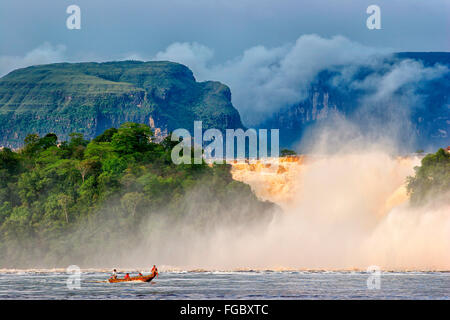 Boote auf Laguna de Canaima (Canaima Lagune) mit Saltos Hacha (Hacha Wasserfälle) und Tepuis (Flat-Top Berge) im Hintergrund. Stockfoto