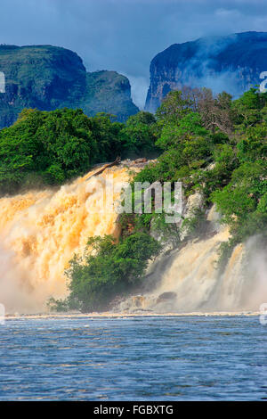 e der schönsten Orte ist Venezuela Canaima Lago und seine Surroundgs. Das Lago ist durch mehrere kleine Wer Stürze gefüttert: Stockfoto