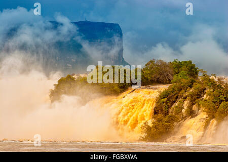 e der schönsten Orte ist Venezuela Canaima Lago und seine Surroundgs. Das Lago ist durch mehrere kleine Wer Stürze gefüttert: Stockfoto