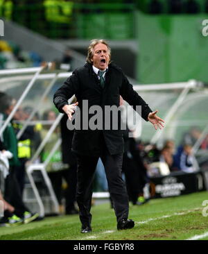 Lissabon, Portugal. 18. Februar 2016. Sporting Trainer Jorge Jesus reagiert während der ersten Etappe rund 32 des Champions League-Fußballspiel gegen Leverkusen im Jose Alvalade-Stadion in Lissabon, Portugal, am 18. Februar 2016. Sporting CP verliert 0: 1. © Zhang Liyun/Xinhua/Alamy Live-Nachrichten Stockfoto