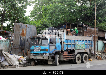 Abfall trennen und Weiterverkauf in einem Junk-e-Shop in der Nähe von Quezon City integrierte Entsorgungsanlage in Barangay (Dorf) Payatas in Quezon Stadt, Metro Manila, Philippinen Stockfoto