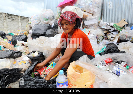 Frau arbeitet in einem Mülltrennung und Weiterverkauf in einem Junk-e-Shop in der Nähe der Quezon City integrierte verschwenden Endlagers in Barangay (Dorf) Payatas in Quezon Stadt, Metro Manila, Philippinen Stockfoto
