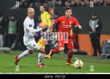 Augsburg, Deutschland. 18. Februar 2016. Tobias Werner (Augsburg), Alberto Moreno (Liverpool) Fußball: UEFA Europa League Runde der 32 1. Bein Match zwischen Borussia FC Augsburg 0-0 Liverpool an WWK ARENA in Augsburg, Deutschland. © Takamoto Tokuhara/AFLO/Alamy Live-Nachrichten Stockfoto