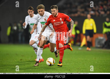 Augsburg, Deutschland. 18. Februar 2016. Alexander Esswein (Augsburg), Alberto Moreno (Liverpool) Fußball: UEFA Europa League Runde der 32 1. Bein Match zwischen Borussia FC Augsburg 0-0 Liverpool an WWK ARENA in Augsburg, Deutschland. © Takamoto Tokuhara/AFLO/Alamy Live-Nachrichten Stockfoto