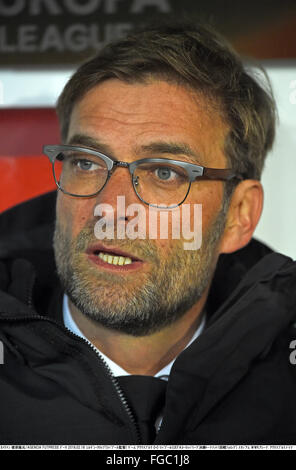 Augsburg, Deutschland. 18. Februar 2016. Jürgen Klopp (Liverpool) Fußball: UEFA Europa League Runde der 32 1. Bein match zwischen Borussia FC Augsburg 0-0 Liverpool an WWK ARENA in Augsburg, Deutschland. © Takamoto Tokuhara/AFLO/Alamy Live-Nachrichten Stockfoto