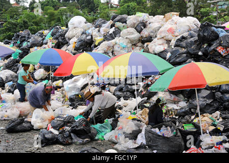 Frauen arbeiten Mülltrennung und Weiterverkauf in einem Junk-e-Shop in der Nähe der Quezon City integrierte verschwenden Endlagers in Barangay (Dorf) Payatas in Quezon Stadt, Metro Manila, Philippinen Stockfoto