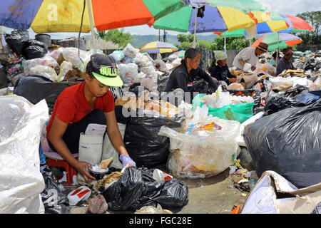 Frauen arbeiten Mülltrennung und Weiterverkauf in einem Junk-e-Shop in der Nähe der Quezon City integrierte verschwenden Endlagers in Barangay (Dorf) Payatas in Quezon Stadt, Metro Manila, Philippinen Stockfoto