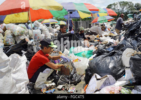 Frauen arbeiten Mülltrennung und Weiterverkauf in einem Junk-e-Shop in der Nähe der Quezon City integrierte verschwenden Endlagers in Barangay (Dorf) Payatas in Quezon Stadt, Metro Manila, Philippinen Stockfoto