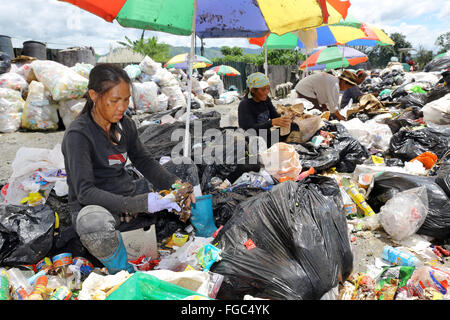 Frauen arbeiten Mülltrennung und Weiterverkauf in einem Junk-e-Shop in der Nähe der Quezon City integrierte verschwenden Endlagers in Barangay (Dorf) Payatas in Quezon Stadt, Metro Manila, Philippinen Stockfoto