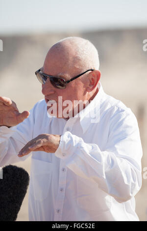 Richard Serra bei Enthüllung der Ost-West-West Ost in der Wüste von Qatar. Stockfoto