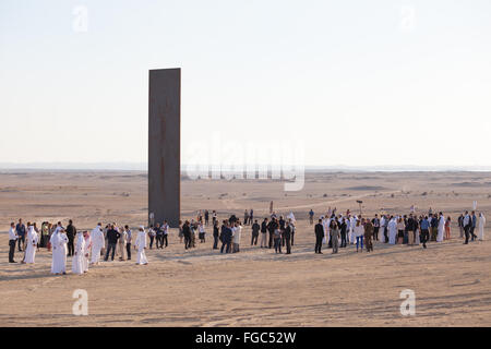 Kunst im öffentlichen Raum Installation von Richard Serra im Auftrag von Qatar Museen Authority.   Ost-West-West-Ost. Wandern zwischen den Platten auf die Enthüllung. Stockfoto