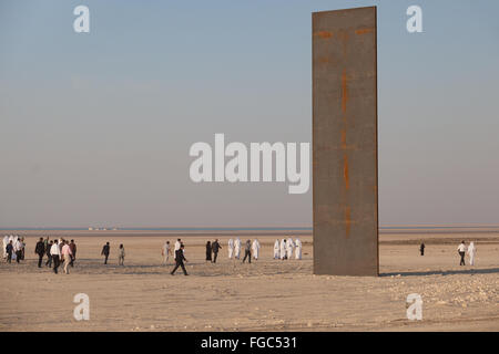 Kunst im öffentlichen Raum Installation von Richard Serra im Auftrag von Qatar Museen Authority.  Ost-West-West-Ost.  Wandern zwischen den Platten auf die Enthüllung. Stockfoto