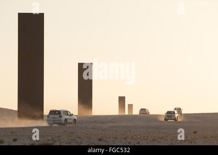 Kunst im öffentlichen Raum Installation von Richard Serra im Auftrag von Qatar Museen Authority. Zwischen den Platten bei der Enthüllung in 4 x 4 fahren. Stockfoto