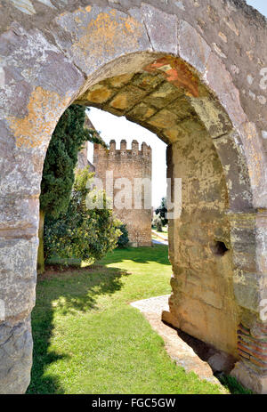 Portugal, Alentejo: Mittelalterliches Dorf Tor mit Blick auf die Burg von Serpa Stockfoto