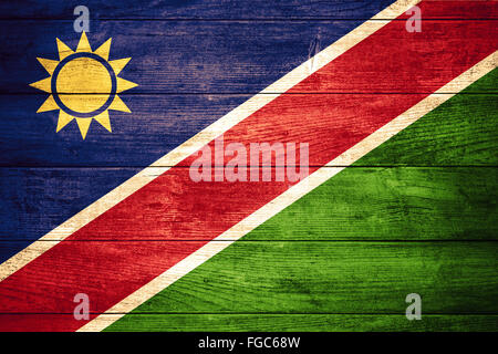 Flagge von Namibia oder namibischen Banner auf hölzernen Hintergrund Stockfoto