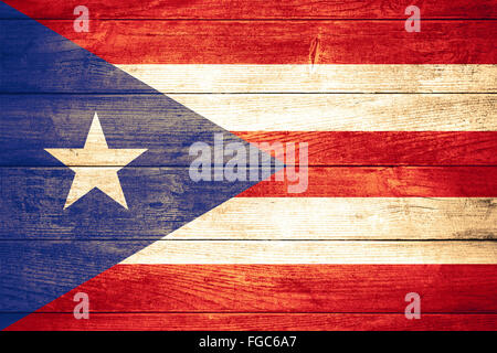 Flagge von Puerto Rico oder Puerto Rican Banner auf hölzernen Hintergrund Stockfoto